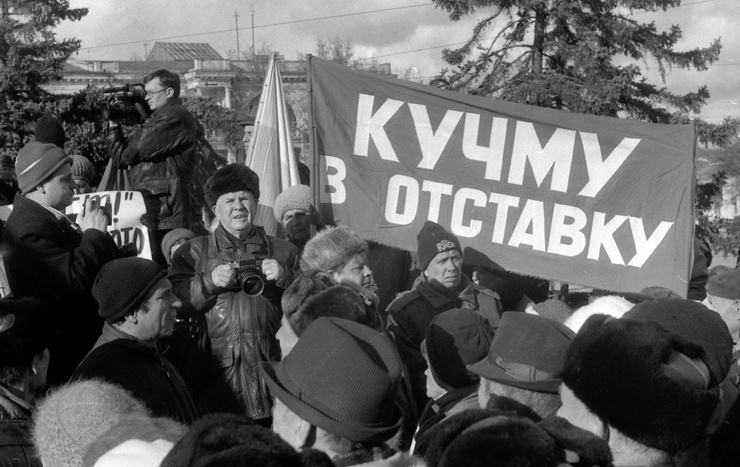 Митинг 1997 года. В левой части кадра Александр Воробьев и Александр Баженов.
