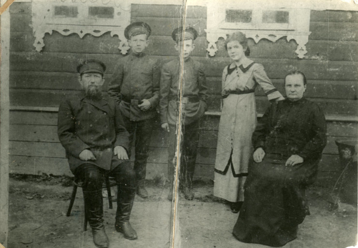 Прадед Воробьев Иван Александрович с семьей (1848-1917) Справа сын Владимир, слева сын Николай, дочь Васса, жена Анна Ивановна. 1895 год
